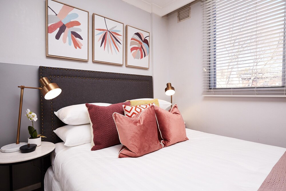 Bright, Stylish Studio Walking Distance From City