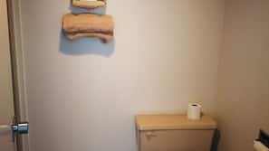Combined shower/tub, towels