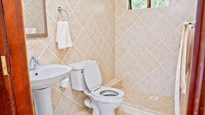 Douche, articles de toilette gratuits, chaussons, serviettes fournies