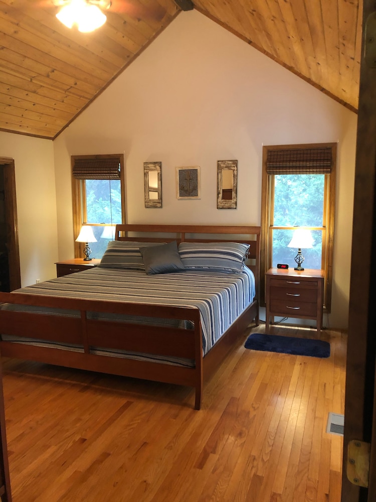 Lake Keowee water front! Close to Clemson. Enjoy the new patio area w/ firepit Pickens County