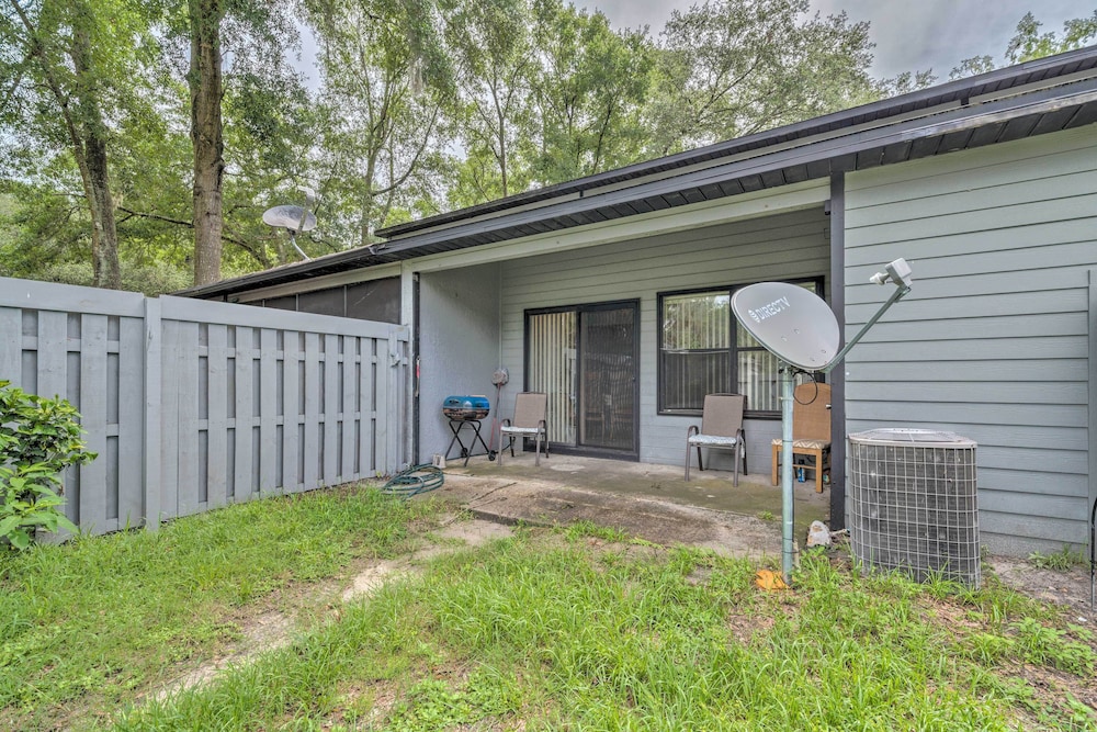 Gainesville Townhome: 2 Mi to University of FL!