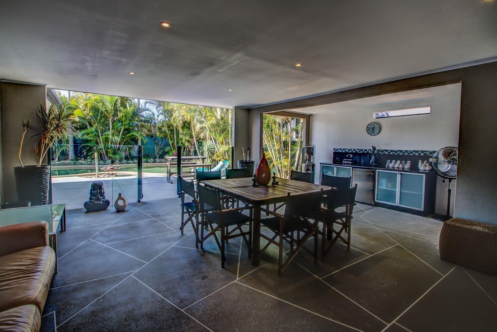 Pets Allowed Burleigh Beach Pad Deals & Reviews (Gold Coast, AUS) Wotif