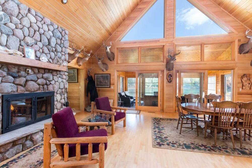 Beautiful getaway on a private lake! County Vrbo