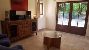 Télévision, lecteur de DVD, jouets, livres