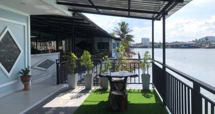 Chaiyai River Front Hotel
