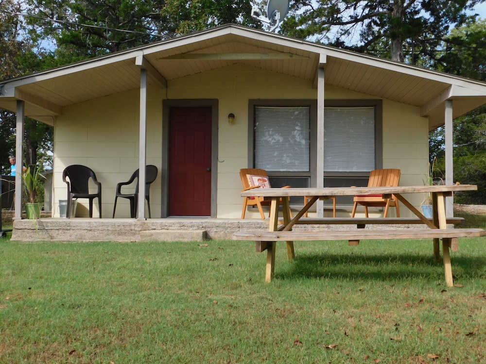 Cottage 2Mesmerizing View of Bull Shoals Lake large studio Baxter
