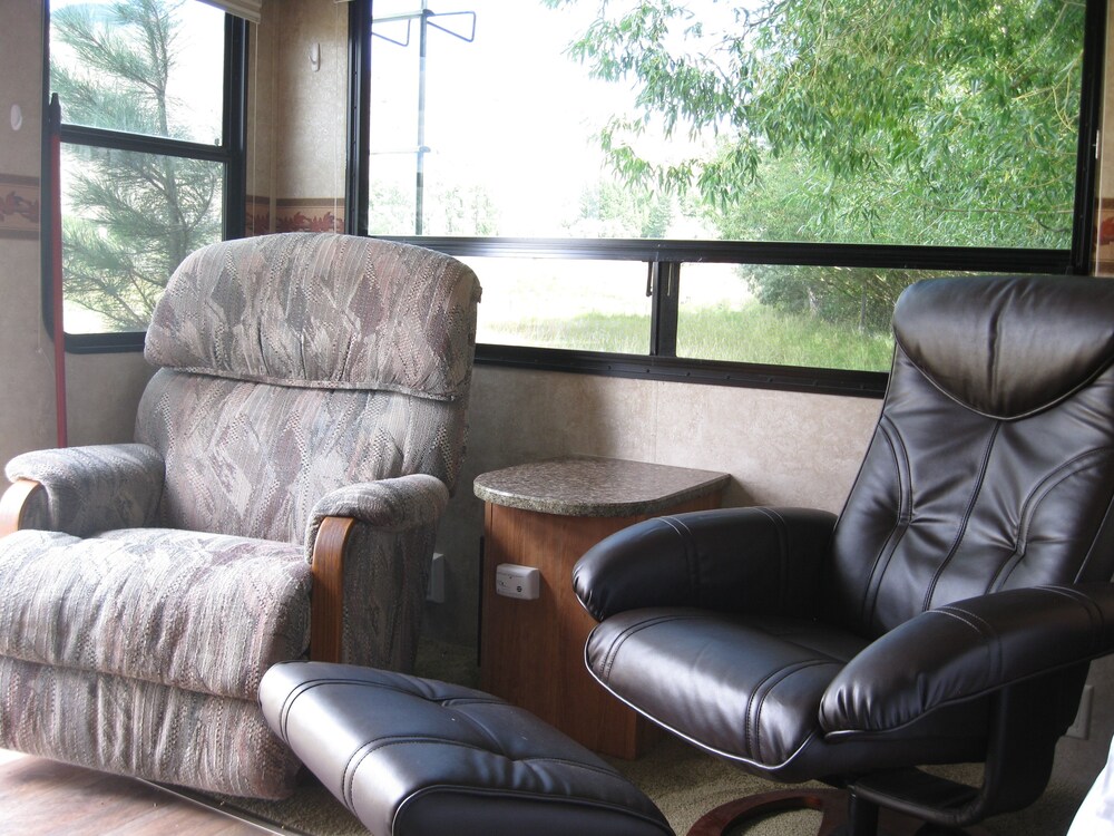 Unique Yellowstone Camping Glamping Getaway. RV on Solo Sight w/ Full