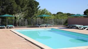 Piscine extérieure (ouverte en saison), parasols de plage