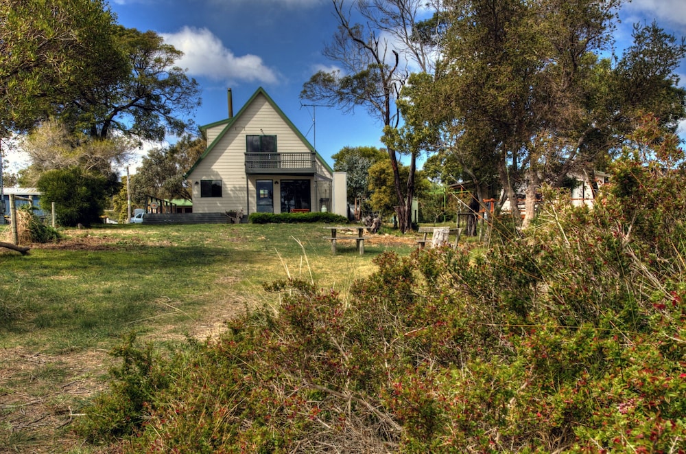 Absolute water frontage. Free wifi. Outdoor dining, sundeck & courtyard.