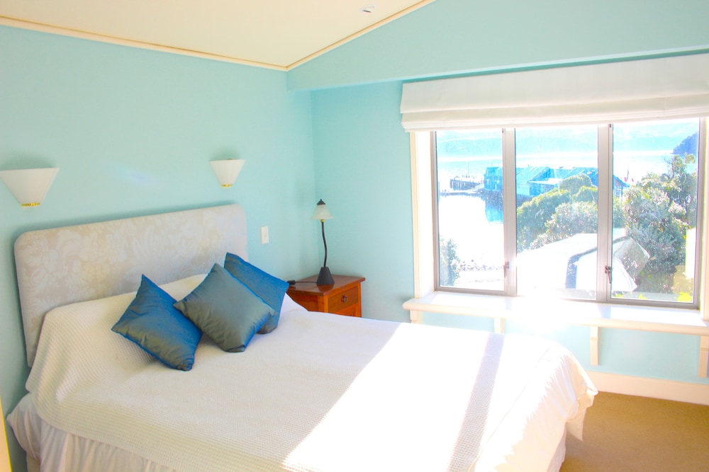 Bruce Waterfront Apartments AU214 Rooms, Reviews & Deals (Akaroa Harbour, NZL) Wotif