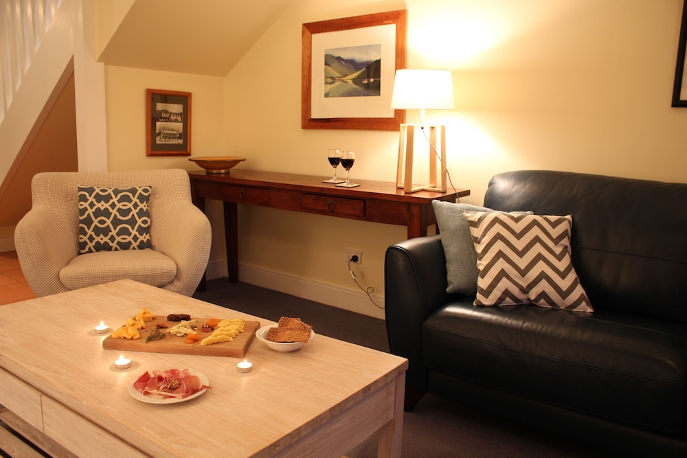 Bruce Waterfront Apartments AU214 Rooms, Reviews & Deals (Akaroa Harbour, NZL) Wotif