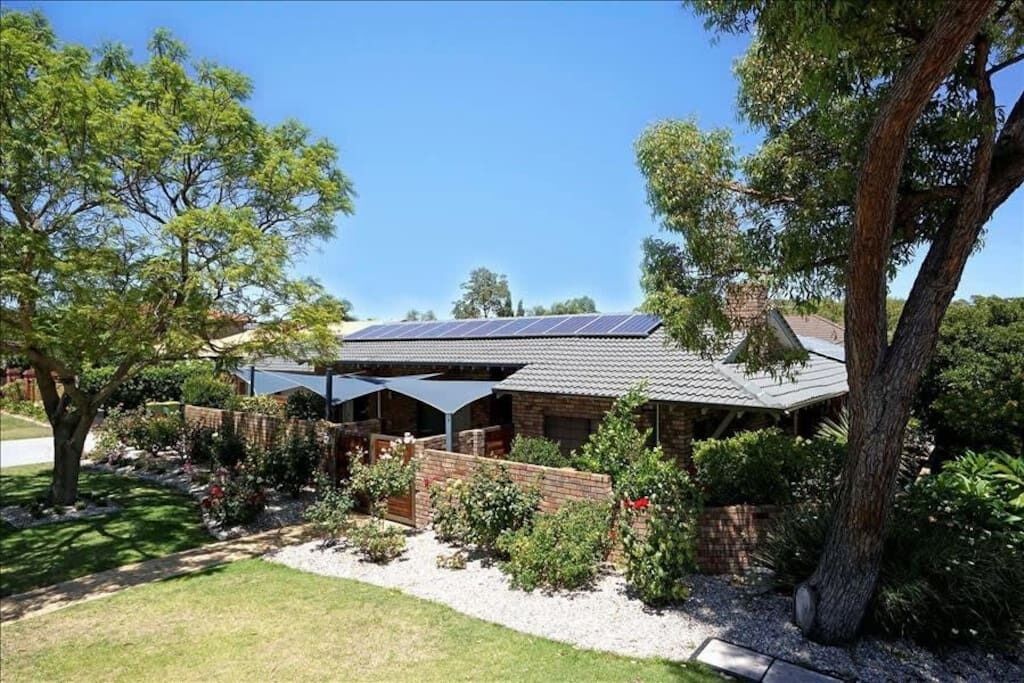 Spacious Studio Livingbooragoongarden Citywestfield Booragoonnetflix