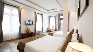 Bộ đồ giường cao cấp, minibar, bàn, màn/rèm cản sáng