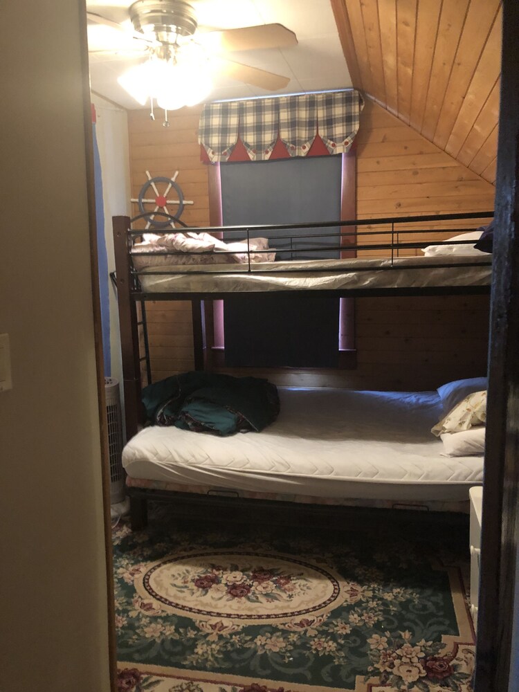 4 Bedroom Cottage On Manitoulin Island Next to the Longest Beach on