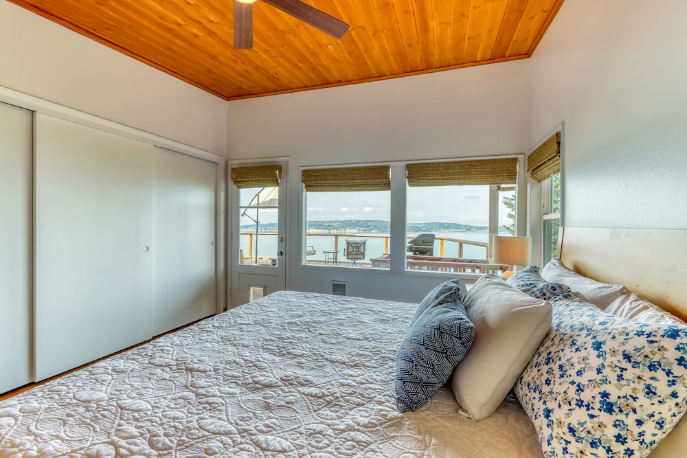 Dogfriendly home with stunning bay views, woodstove & outdoor firepit