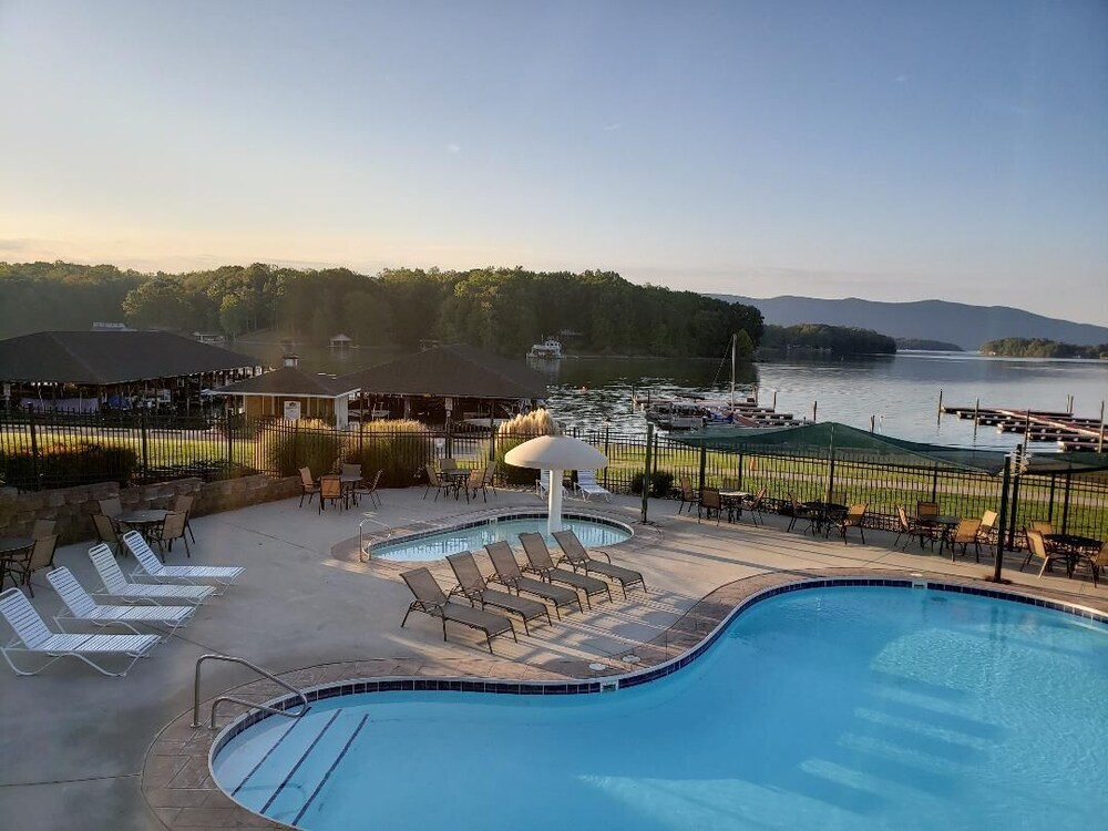 Smith Mountain Lake Suite Amenities Included! Huddleston Vrbo
