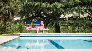 Piscina coperta, piscina all'aperto, lettini