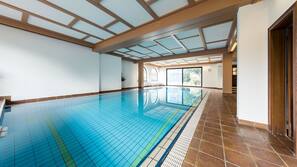 Piscina coperta, piscina all'aperto, lettini