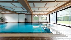 Piscina coperta, piscina all'aperto, lettini