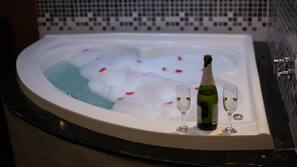 Minibar, individually decorated, free WiFi, linens