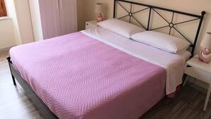 Laptop workspace, blackout drapes, free WiFi, linens