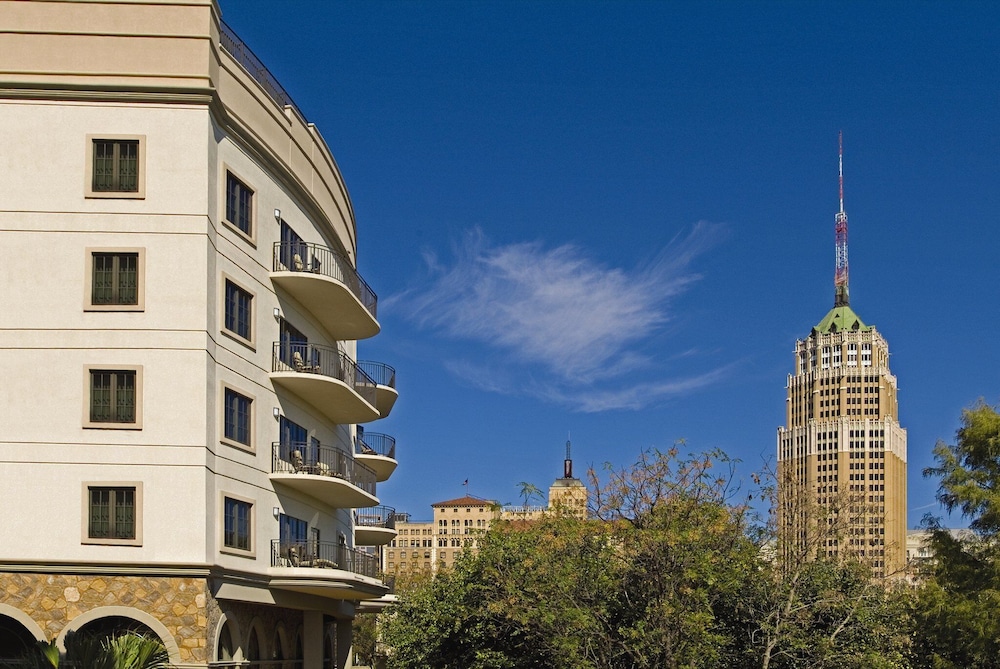 Downtown San Antonio Resort close to RiverWalk and The Alamo with Rooftop Pool and Hot tub