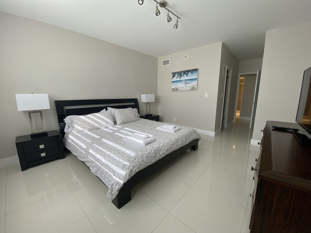 Sunny Isles, Ocean Reserve, 14th floor. Oceanview! Parking included