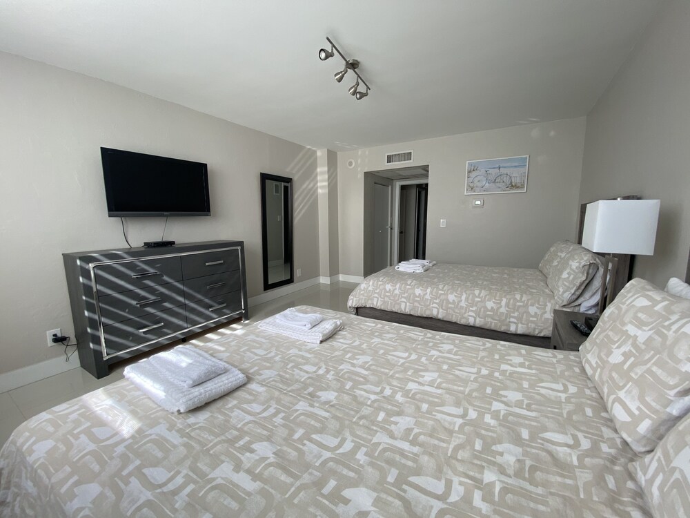 Sunny Isles, Ocean Reserve, 14th floor. Oceanview! Parking included