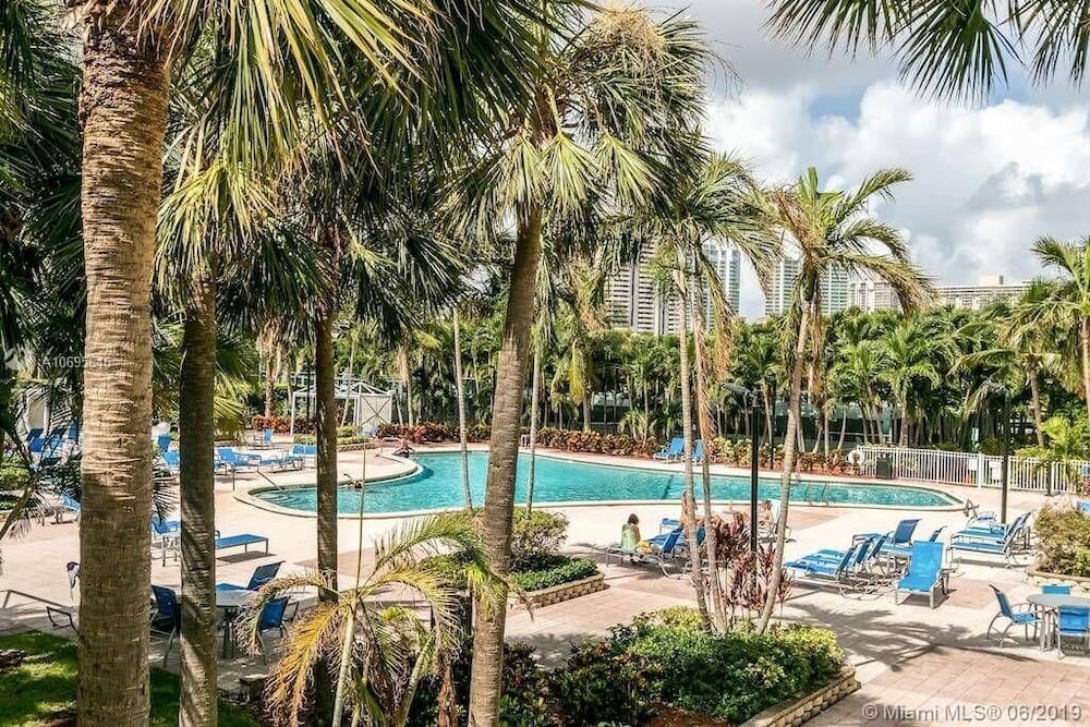 Sunny Isles, Ocean Reserve, 14th floor. Oceanview! Parking included