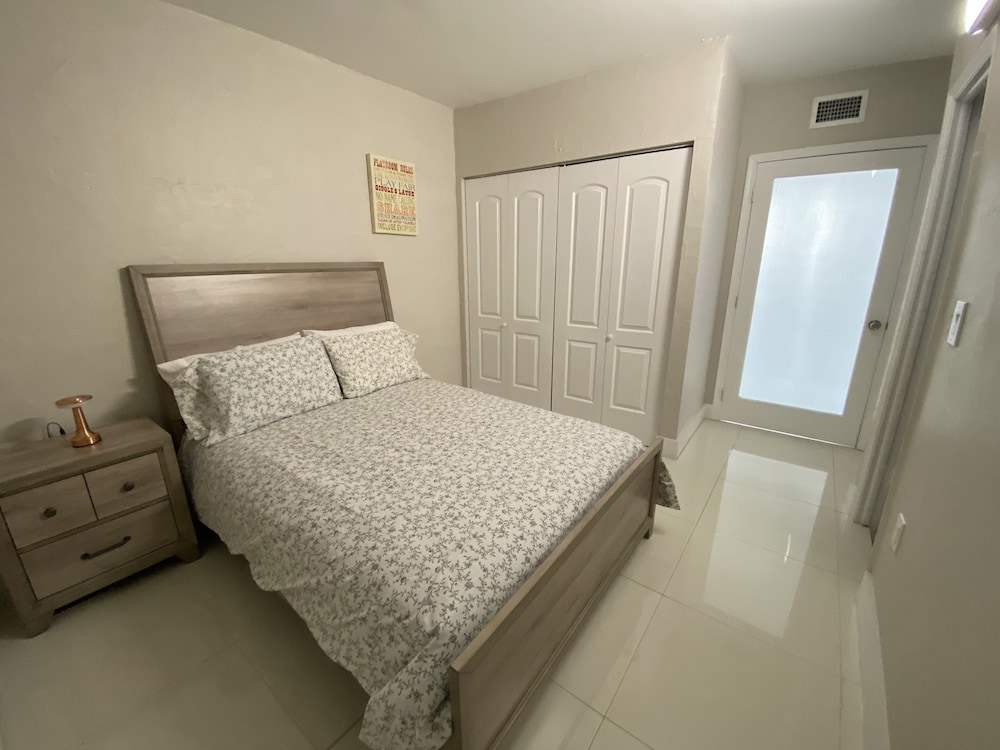 Sunny Isles, Ocean Reserve, 14th floor. Oceanview! Parking included