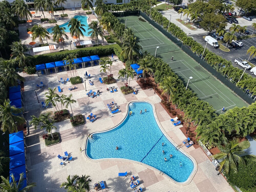 Sunny Isles, Ocean Reserve, 14th floor. Oceanview! Parking included