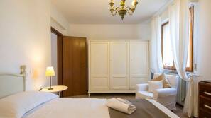 2 bedrooms, iron/ironing board, free WiFi, linens