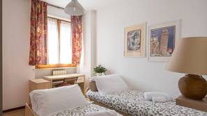 2 bedrooms, iron/ironing board, free WiFi, linens
