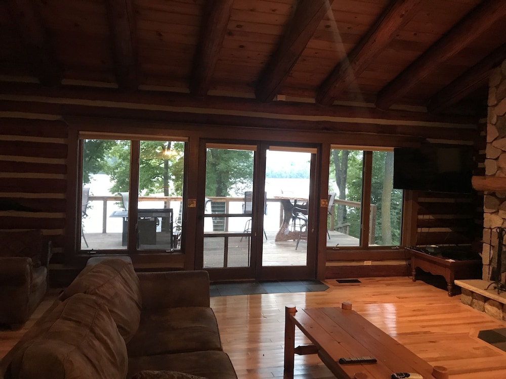 Luxury log cabin on the north end of long lake!! Sarona Wi, close to