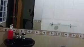 Doccia, asciugamani, carta igienica