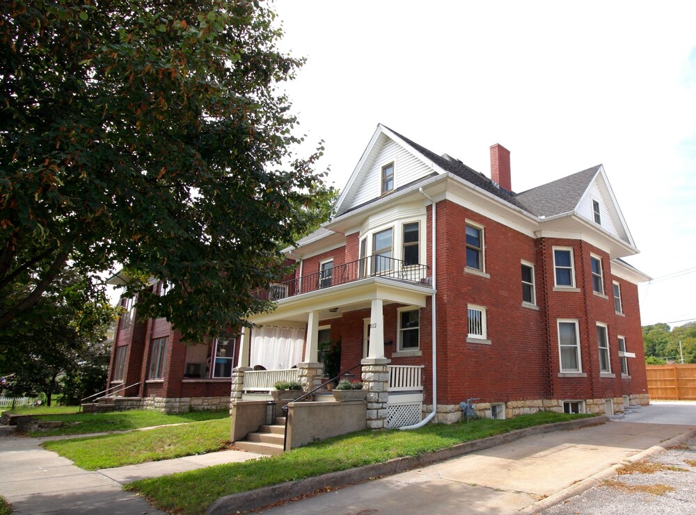 Grand home near attractions. Excelsior Springs Vrbo