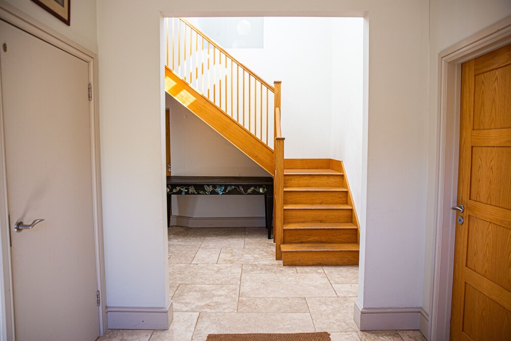 White Horses (main house) Stunning waterside property in Bantham