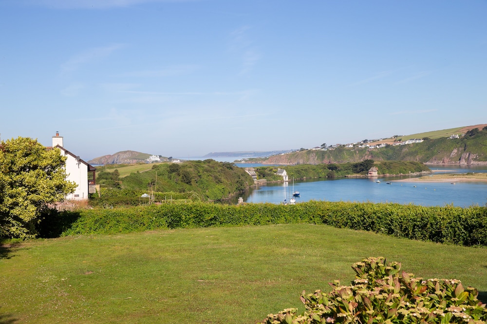 White Horses (main house) Stunning waterside property in Bantham