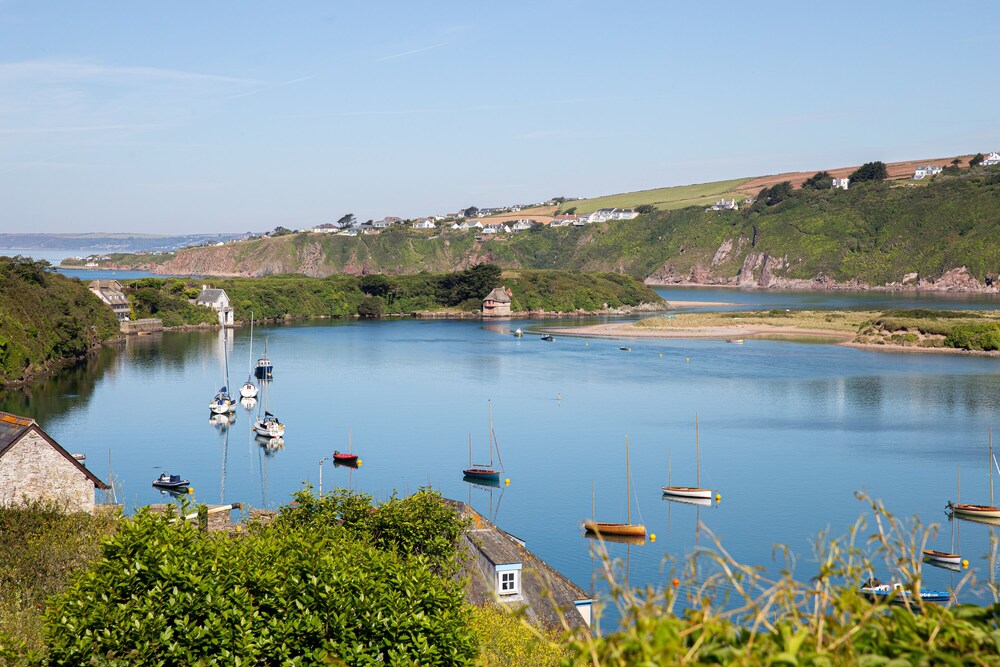 White Horses (main house) Stunning waterside property in Bantham