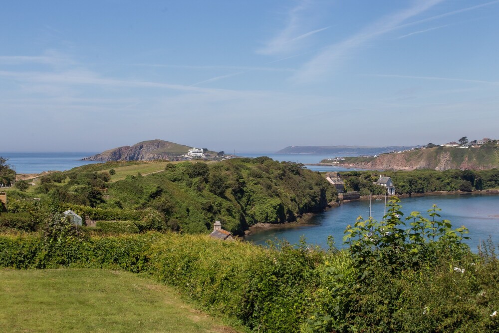 White Horses (main house) Stunning waterside property in Bantham