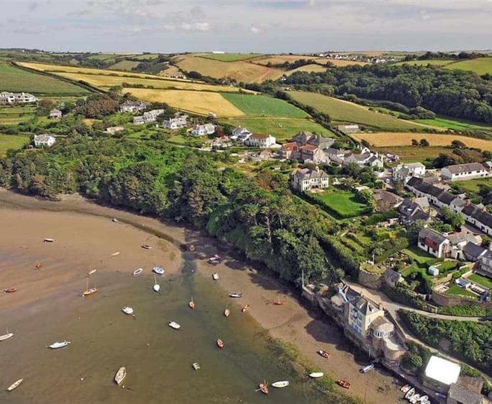White Horses (main house) Stunning waterside property in Bantham