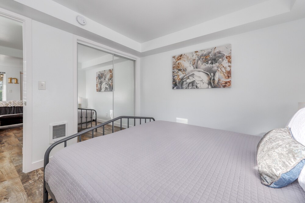 Modern, stylish guesthouse with views of Mt. Rainier & Gig Harbor Gig