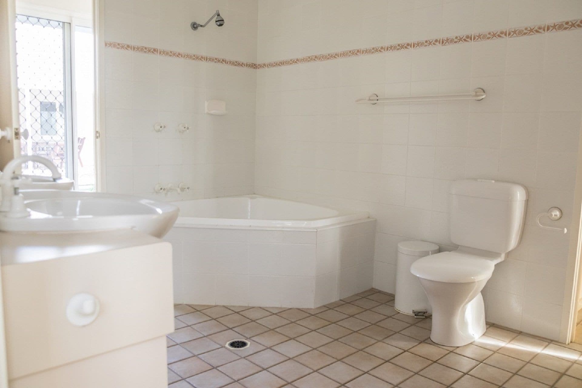 Spectacular Family Home on Canal - Endeavour Dr, Banksia Beach