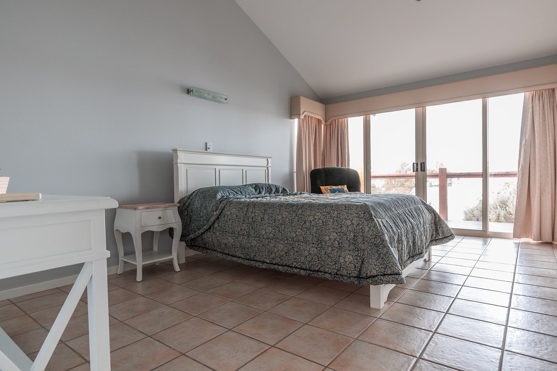 Spectacular Family Home on Canal - Endeavour Dr, Banksia Beach