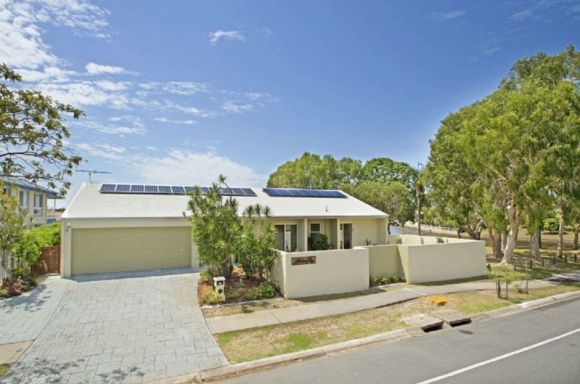 Spectacular Family Home on Canal - Endeavour Dr, Banksia Beach