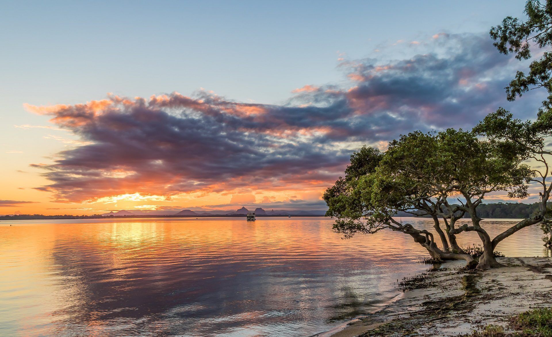 Spectacular Family Home on Canal - Endeavour Dr, Banksia Beach