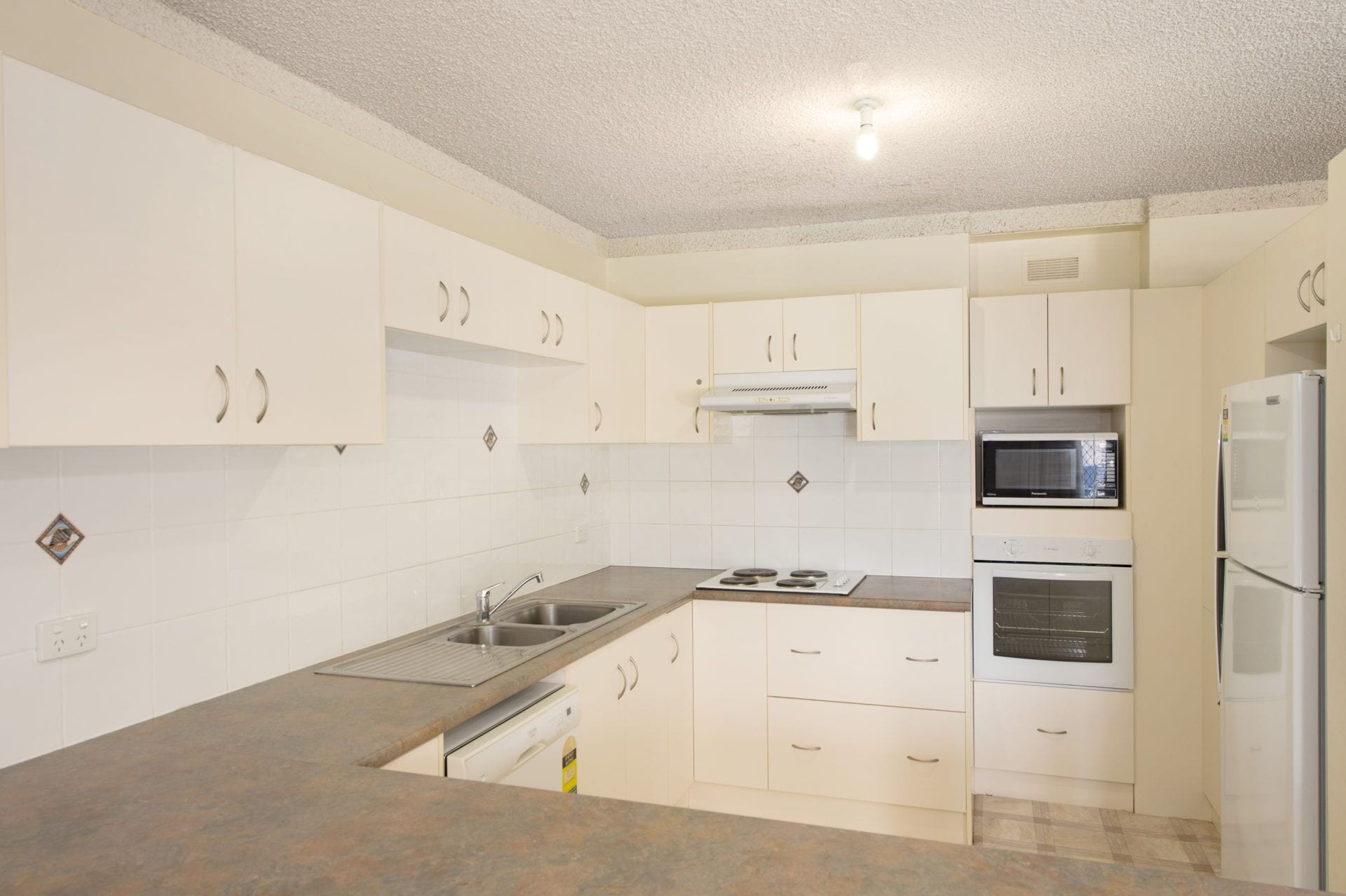 Everything you Need Including a Pool! Karoonda Sands Apartments