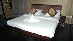 Desk, iron/ironing board, free WiFi, linens