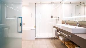 Regendusche, kostenlose Toilettenartikel, Haartrockner, Handtücher