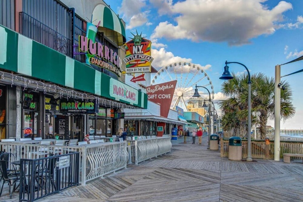 ★OCEANFRONT & SAND BELOW★Pools★Hot Tubs★Lazy River★S145